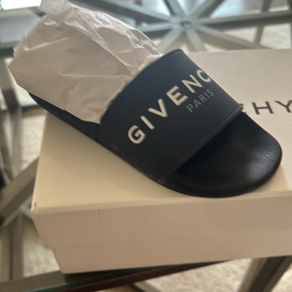 Givenchy - Picture 3 of 8